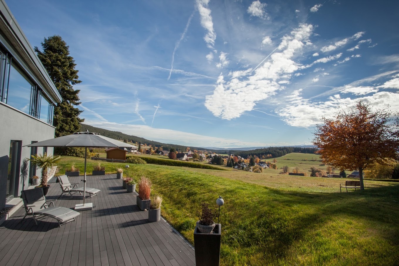 Sonnige Terrasse mit Liegestühlen und weitem Blick über den Schwarzwald