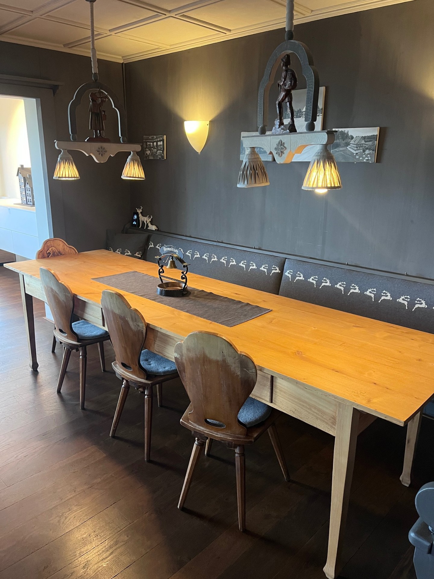 Schwarzwälder Stammtisch mit Holzbank und traditionellen Leuchten