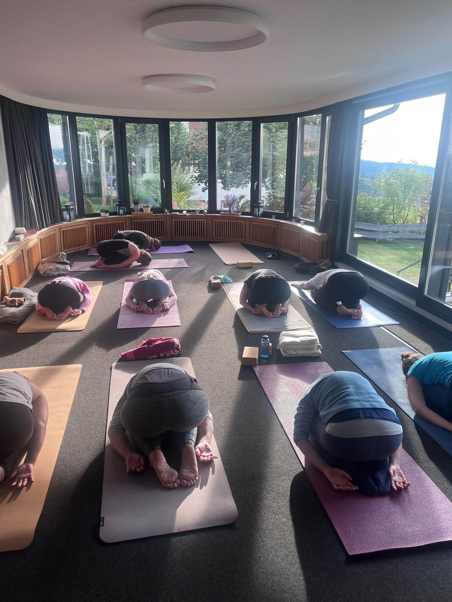 Gruppe in Child's Pose im Yoga-Raum