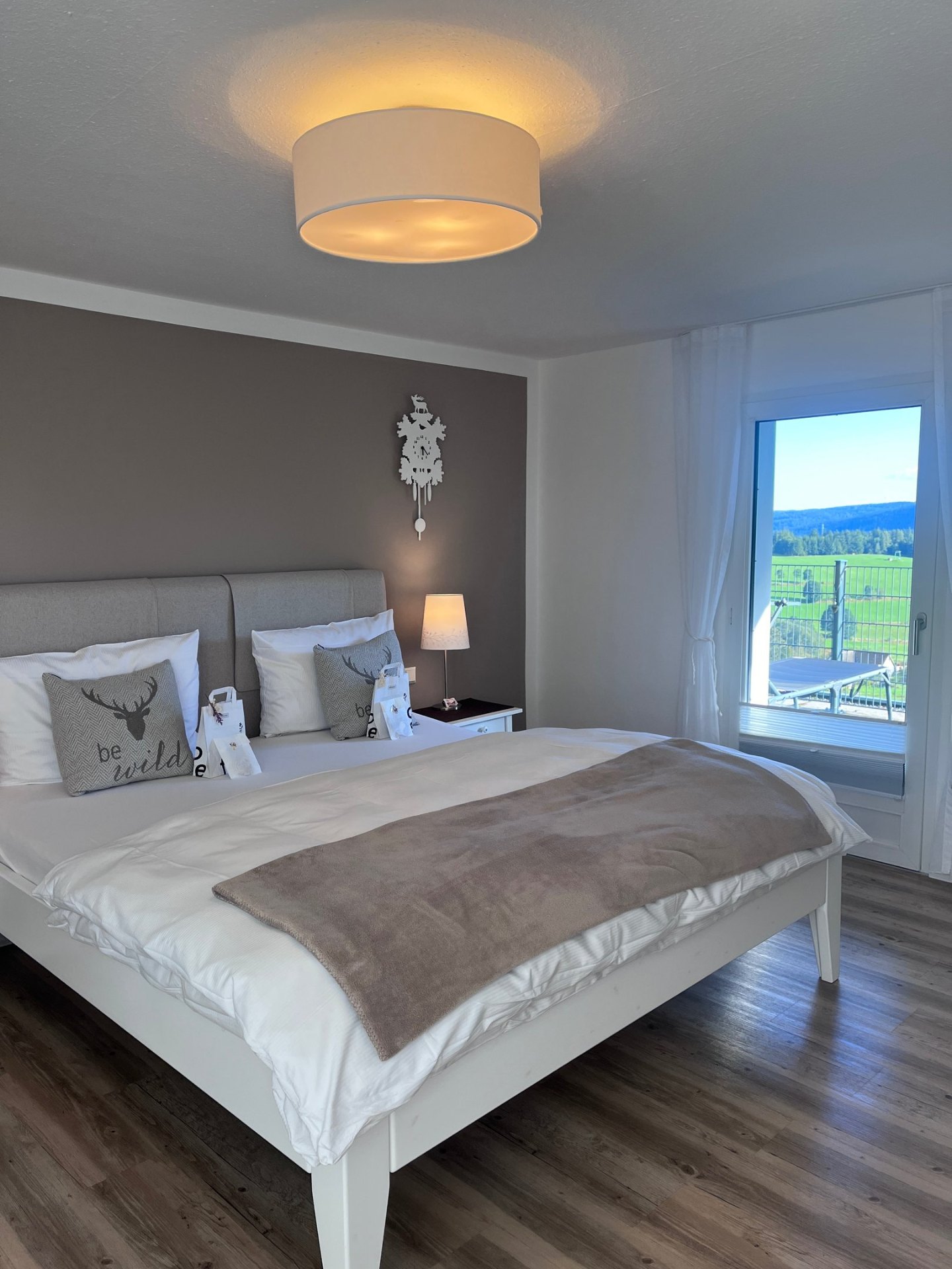 Helles Zimmer mit Doppelbett und Balkonblick