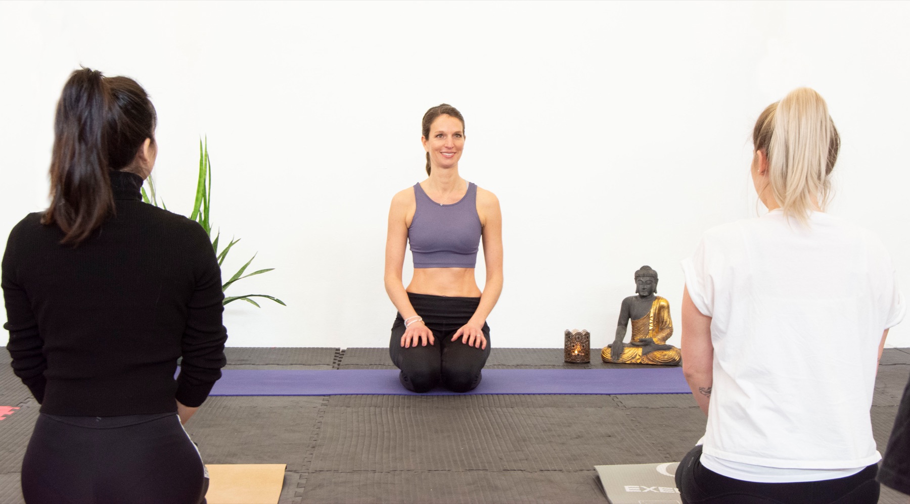 Yogagruppe im Studio in sanfter Stimmung