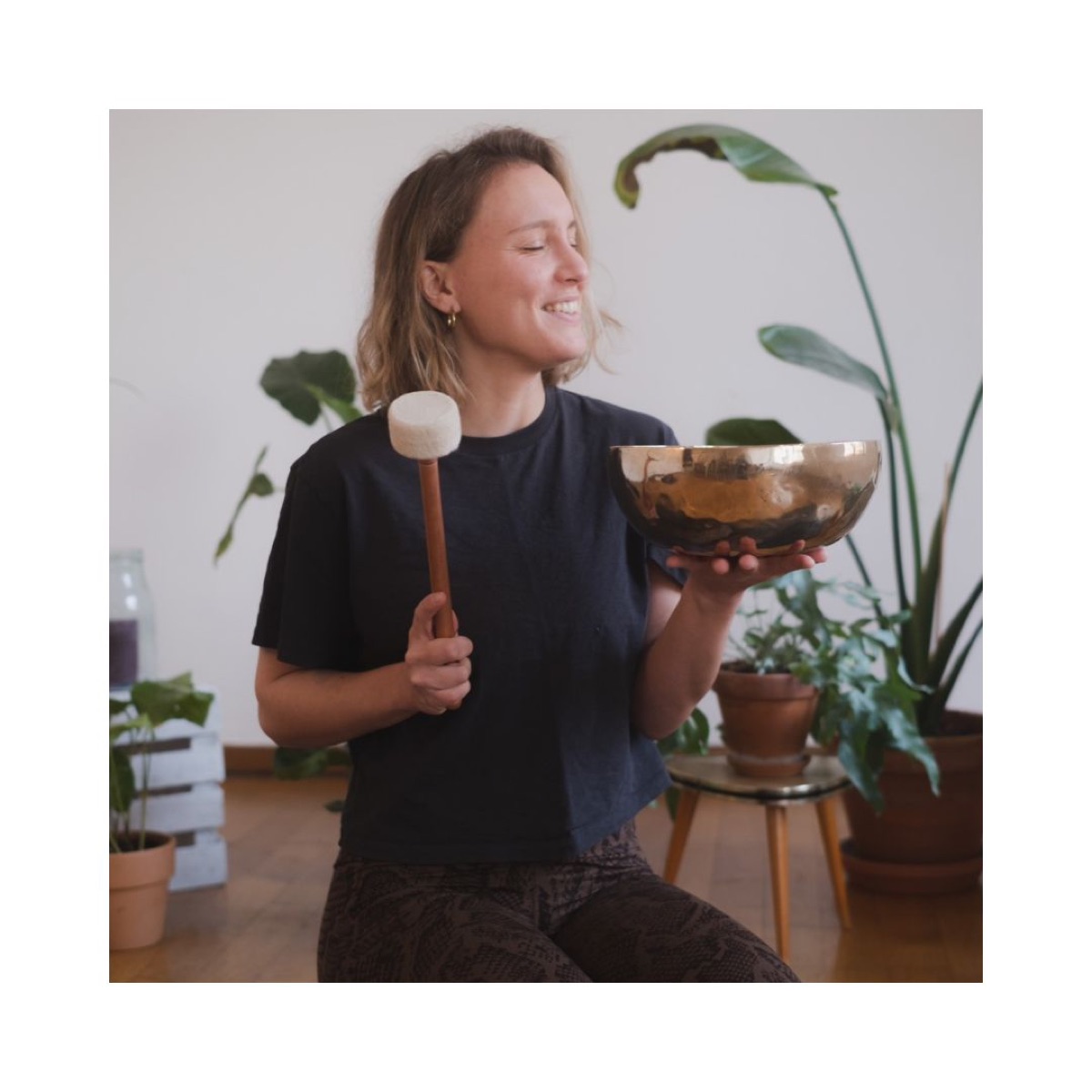 Klangschalen und Gongs bei einer Soundbath Meditation
