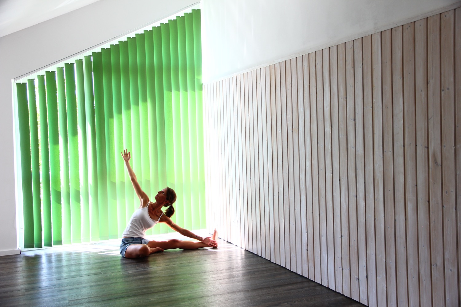 Isabell beim Yoga im hellen Studio
